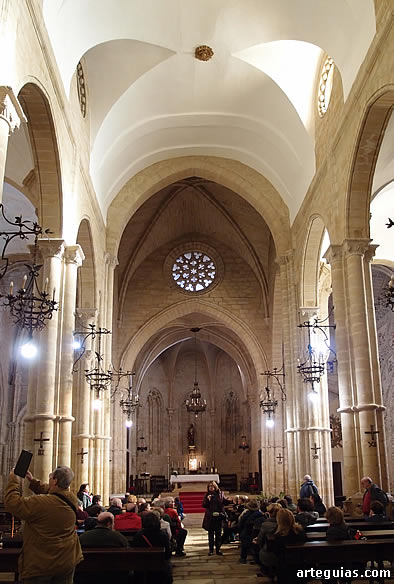 Explicaciones en la iglesia gótica de San Pablo