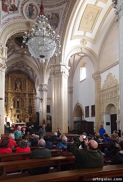 Explicaciones en el interior de la Catedral de Baeza