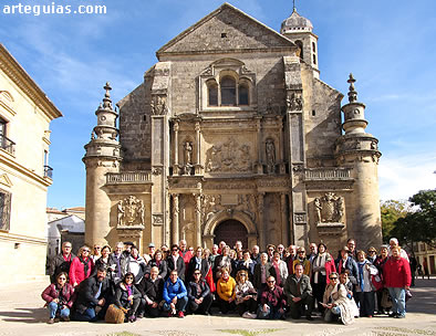 El feliz grupo posando ante la Sacra Capilla de EL Salvador de Úbeda