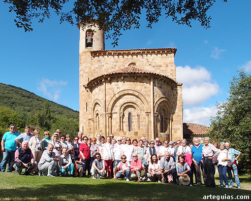 Foto de grupo ante la preciosa Colegiata de San Martín de Elines