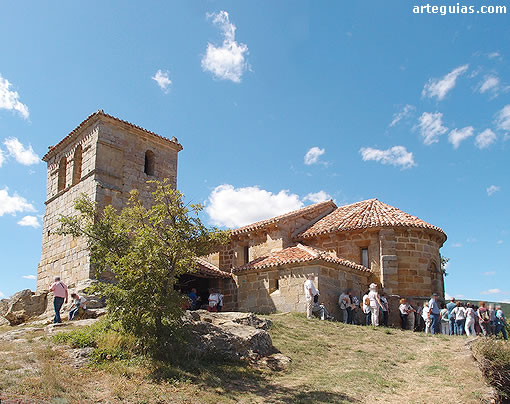 La iglesia de Castrillo de Valdelomar es muy sencilla pero se ubica en un lugar de gran belleza