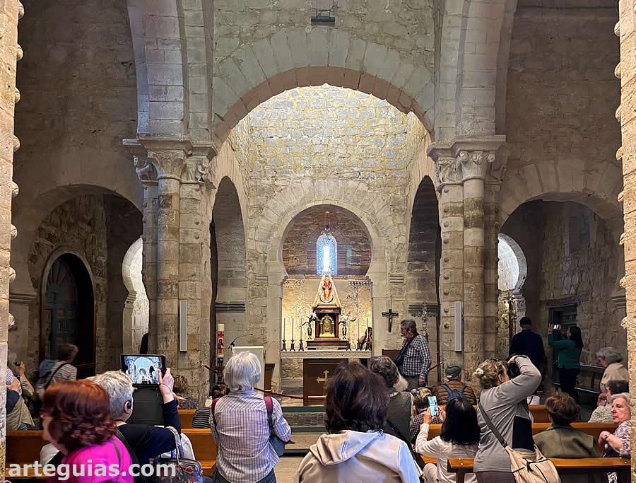 En el interior de Santa María de Wamba.