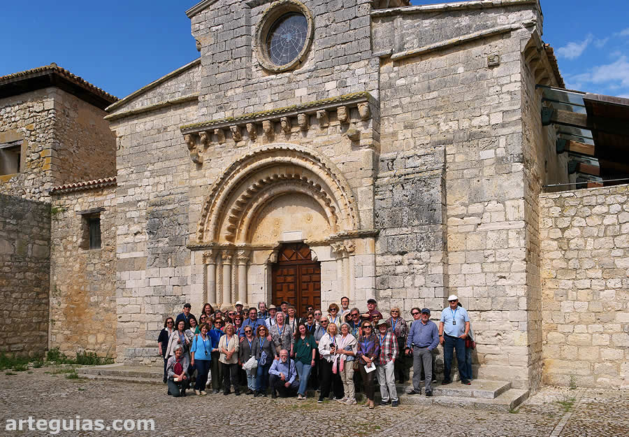 Domingo por la tarde: foto de familia junto a la iglesia mitad prerrománica y mitad románica de Wamba.