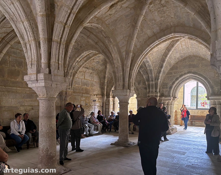 Sábado por la tarde dedicada al Monasterio de la Santa Espina. En la imagen estamos en la sala capitular