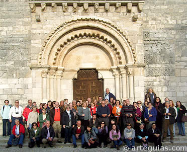 Soleada foto del grupo en la  fachada de Santa Mar&iacute;a de Wamba