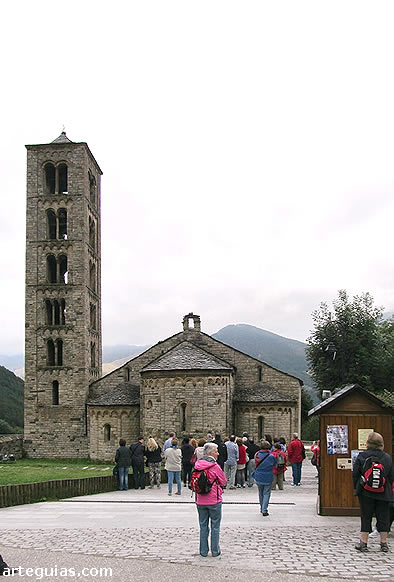 El domingo lo dedicamos de buevo a la Vall de Bo&iacute;. En la imagen, frente a Sant Climent de Ta&uuml;ll