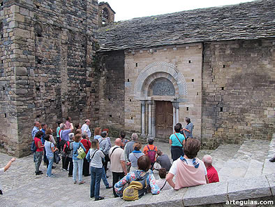 Por la tarde, en la iglesia de Boss&ograve;st, muy cerca de Francia