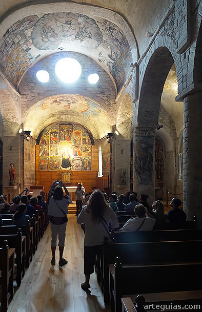 En el interior de la iglesia de Arties