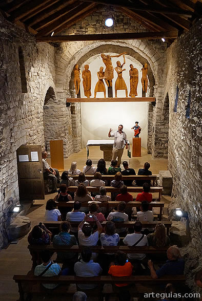 Interior de la iglesia y el grupo del Desendimiento