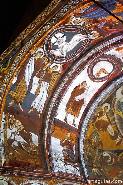 Detalle del &aacute;bside iluminado por el mapping audiovisual