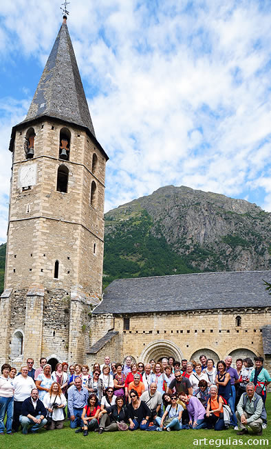 Foto del grupo ante la iglesia de Salard&uacute;