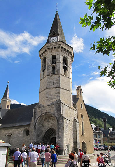 Entrando en la iglesia parroquial de Vielha, capital del Val d'Aran