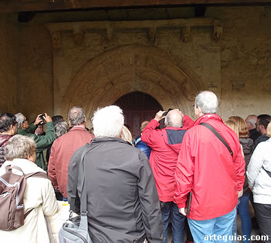 Explicaciones en la espl&eacute;ndida iglesia de Almendres