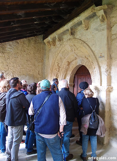 Ante la iglesia de Almendres