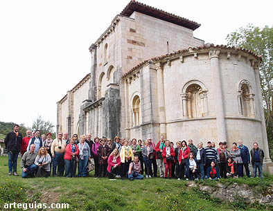 Foto del grupo ante el templo de Santa Mar&iacute;a de Siones