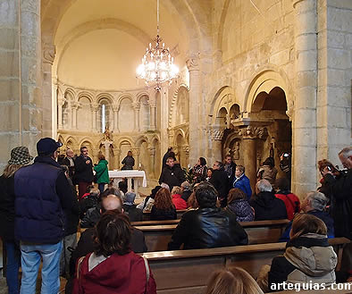 Explicaciones en el precioso interior de Santa Mar&iacute;a de Siones