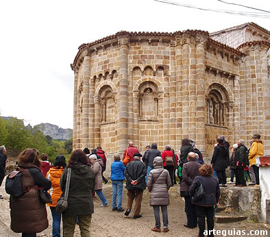 Llegada a la imponente iglesia de Vallejo de Mena