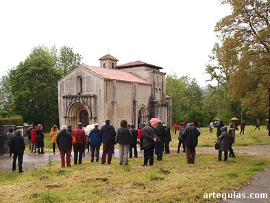 Admiramos la armoniosa arquitectura de Santa Mar&iacute;a de Siones