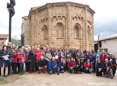 Foto de familia ante la cabecera de Vallejo de Mena