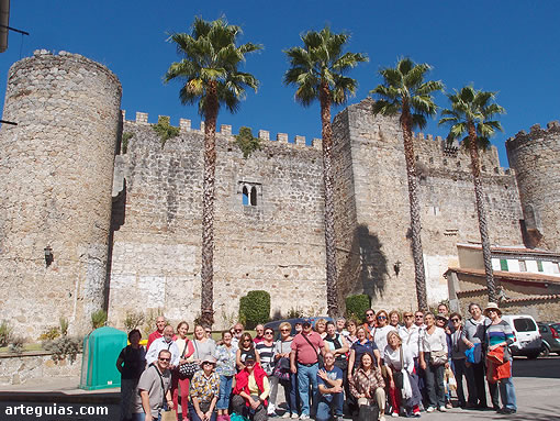 Foto de familia ante la fachada sur del castillo de Arenas de San Pedro