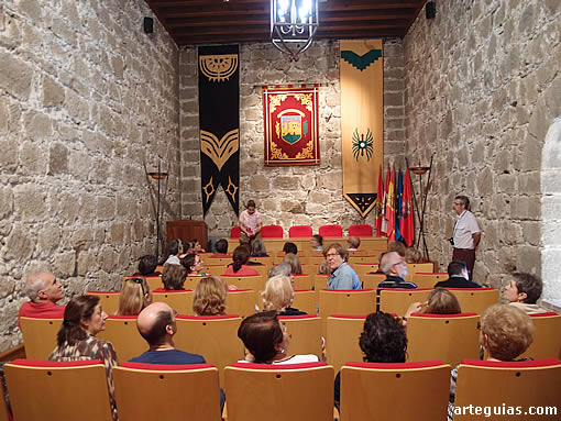 Explicaciones sobre la historia del castillo de Arenas de San Pedro