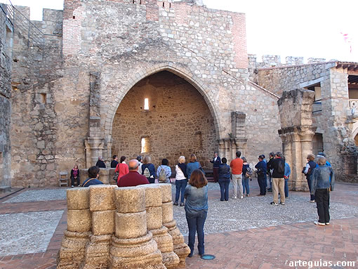 En las ruinas de la iglesia del siglo XIII