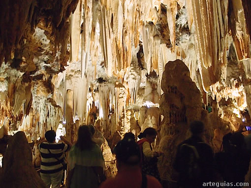 Dento de la espectacular Cueva del Águila