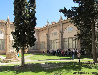 Haciendo fotografías de la Catedral de Tarazona desde su claustro mudéjar