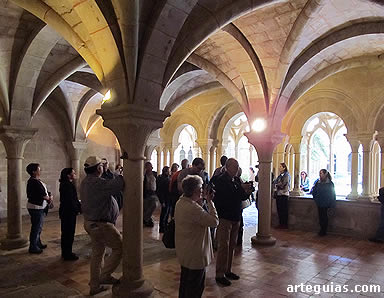 El grupo en la sala capitular del monasterio