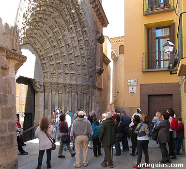 El grupo ante la Puerta del Juicio de la Catedral de Tudela