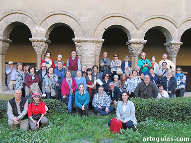 Imagen del grupo, posando en el claustro de la Catedral de Tudela