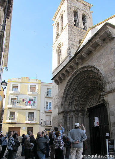 Puerta principal de la iglesia de La Magdalena