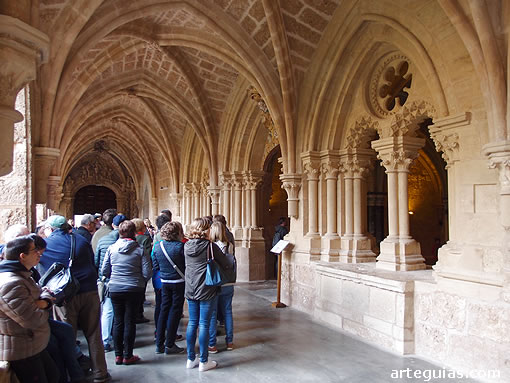 Mañana del domingo: entrada a la Sala Capitular del Monasterio de Santa María de Piedra
