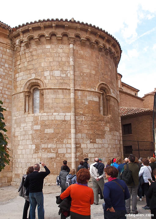 Tras cla comida en Daroca, iniciamos la ruta por esta preciosa ciudad de Zaragoza: Aquí estamos ante el ábside románico de Santa María de los Corporales