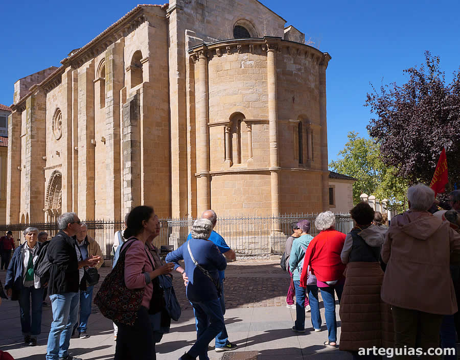 Llegada a la iglesia románica de la Magdalena de Zampra