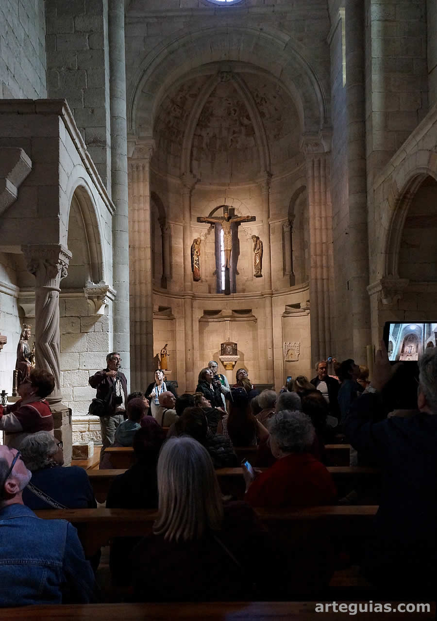 Explicaciones en el interior de la iglesia de la Magdalena