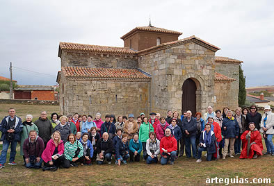 El grupo feliz posando ante la iglesia visig&oacute;tica de San Pedro de la Nave