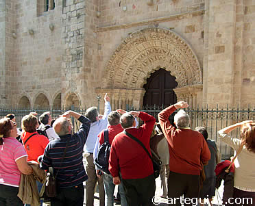 Admiramos el exterior de la Magdalena y algunos de sus curiosos canecillos