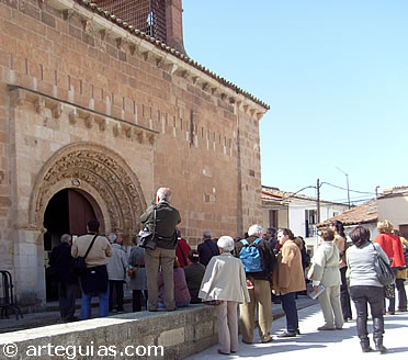 Ante la portada de San Claudio de Olivares