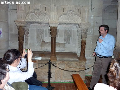 Explicaciones ante el sepulcro rom&aacute;nico de la iglesia de La Magdalena
