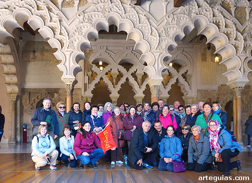 El grupo en el interior de la Aljafería