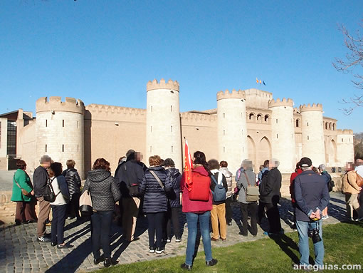 Domingo por la mañana: llegada al palacio de La Aljafería