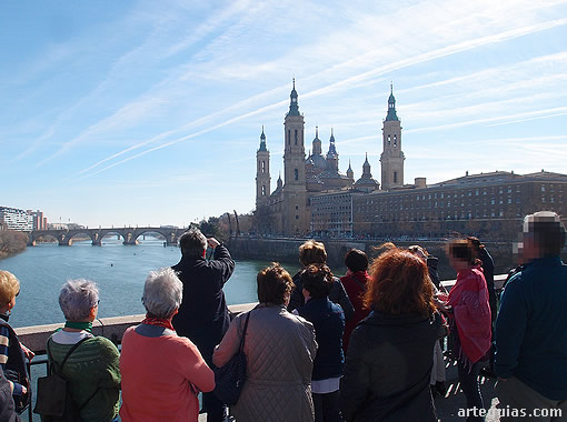 Por la mañana, al llegar, paramos para ver el Ebro con la Basílica del Pilar como referencia