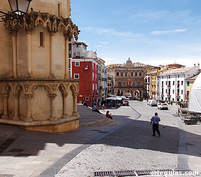 Plaza Mayor de Cuenca con el ayuntamiento al fondo y en primer plano la catedral