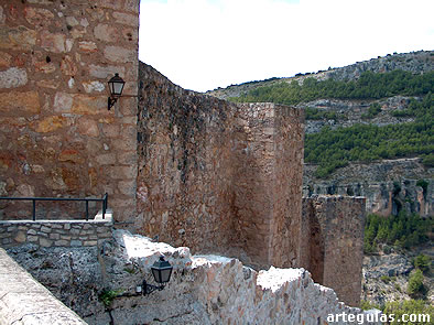 Murallas que cierran la ciudad de Cuenca hacia el Júcar
