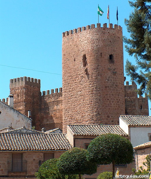 Torre del homenaje del castillo de Ba&ntilde;os de la Encina, de origen musulm&aacute;n
