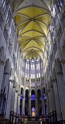 Interior de una catedral g&oacute;tica