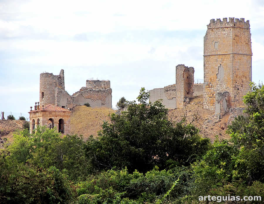 Restos de las torres que constituían el castillo de Coruña del Conde