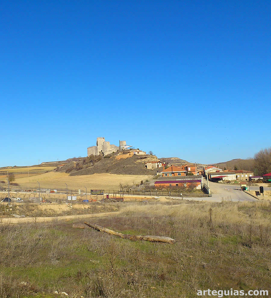 Coruña del Conde con su castillo sobre un cerro