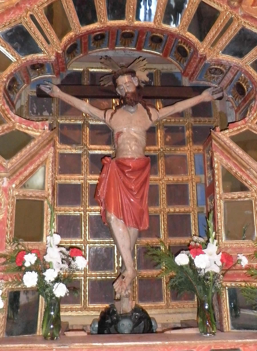 Imagen de Cristo crucificado en el retablo